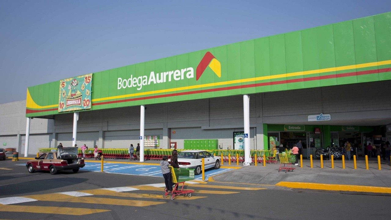 Can a mobile phone number still receive text messages abroad? How can I tell?